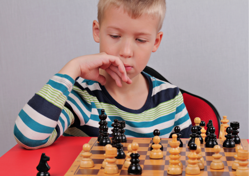 Kind Junge spielt Schach - Schach AG KGS Moordeich